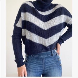 TURTLENECK NAVY GREY V PATTERNED KNIT SWEATER